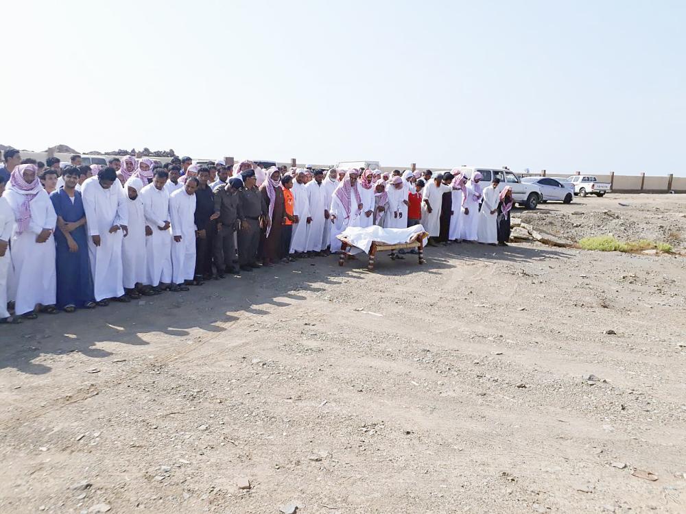 



أداء الصلاة على الشهيد الهلالي في قرية دبسا في البرك.  (تصوير: ماجد الرحماني)