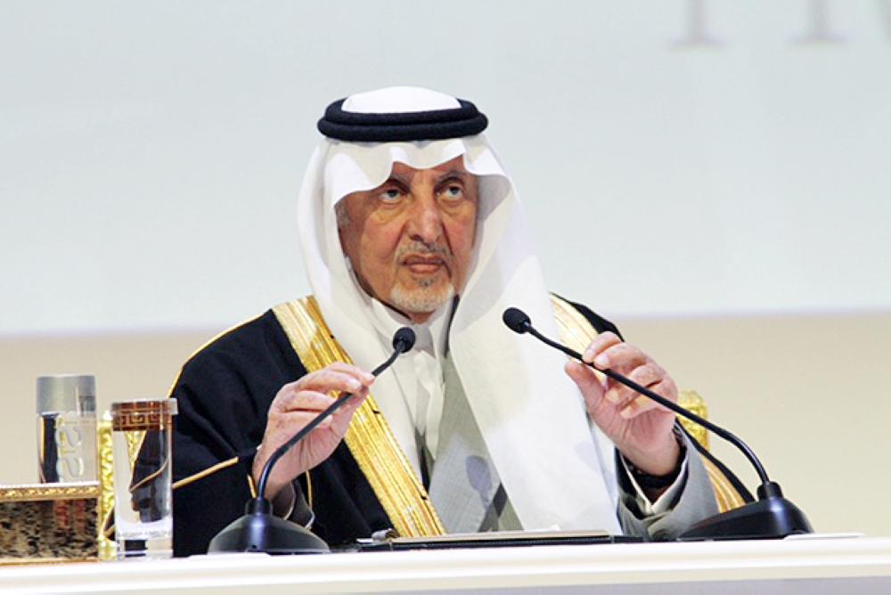 



أمير مكة معلنا الفائزين بجائزة الملك فيصل العالمية أمس. (عكاظ)