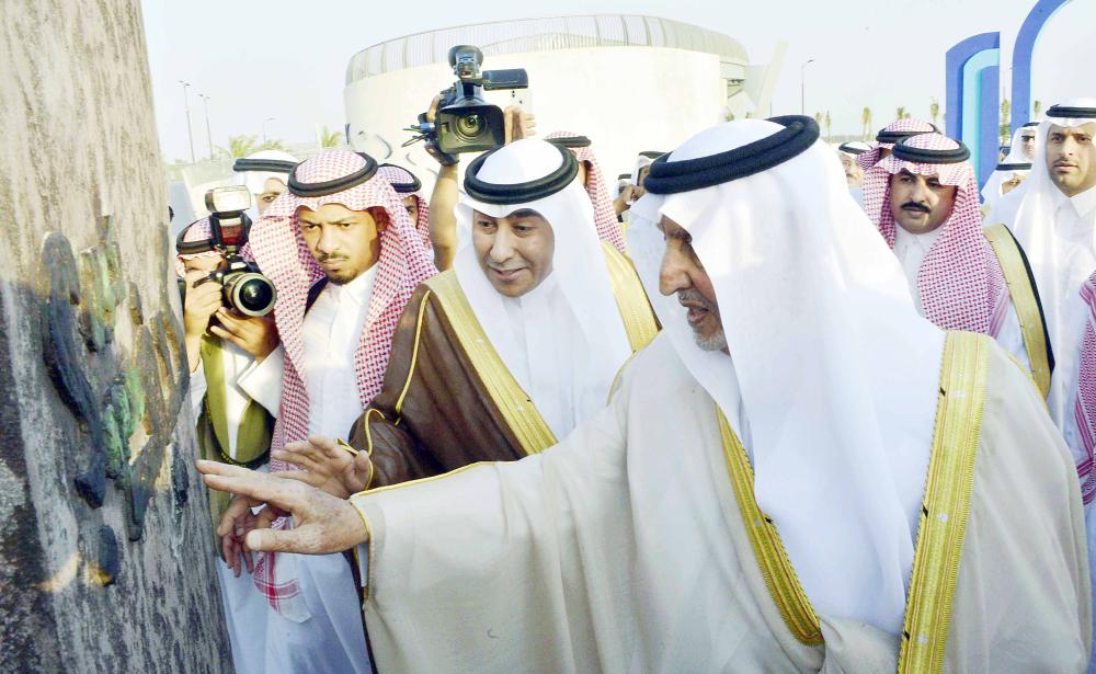 





الأمير خالد الفيصل عقب افتتاحه الحديقة الثقافية أمس. (عكاظ)