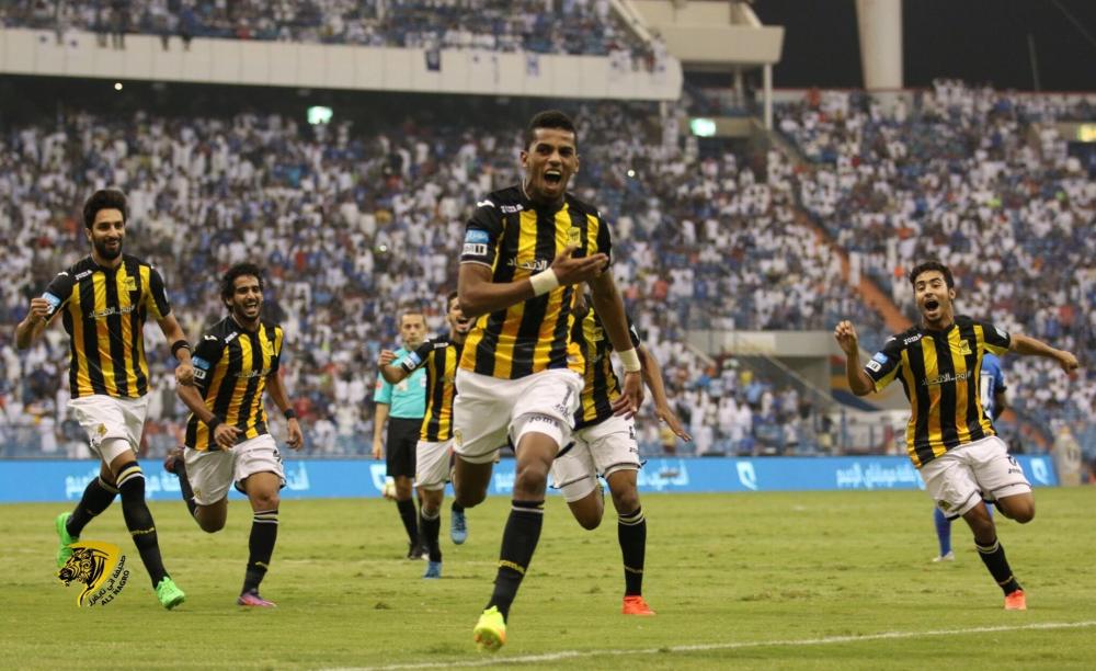 فرحة جنونية سابقة لمدافع الاتحاد أحمد عسيري لحظة إحرازه هدفا في مرمى الهلال.