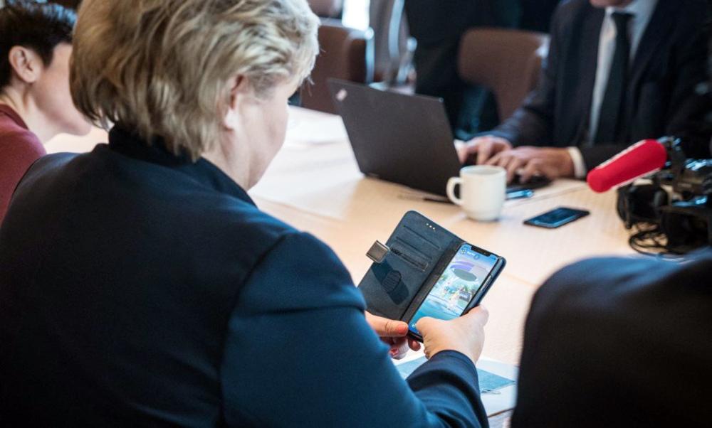 


رئيسة وزراء النرويج تلعب بيكمون جو