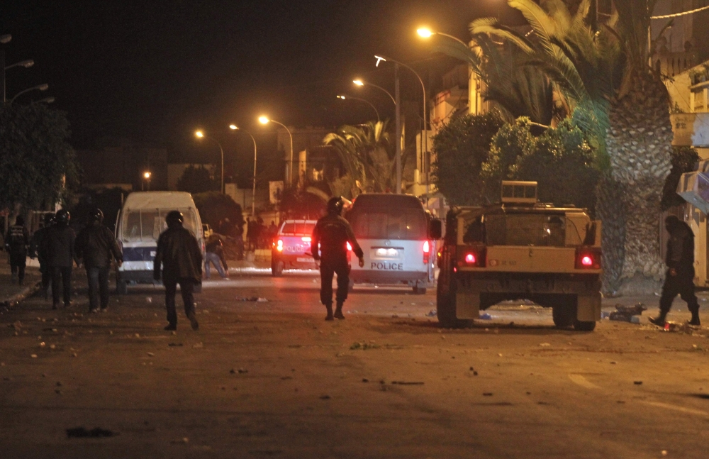 Tunisian police track down protesters in Siliana, some 130 kms south of Tunis, late on January 11, 2018.  More than 200 people have been arrested and dozens of police hurt during clashes in Tunisia, the interior ministry said, as anger over austerity measures spilt over into unrest
 / AFP / Faouzi DRIDI
