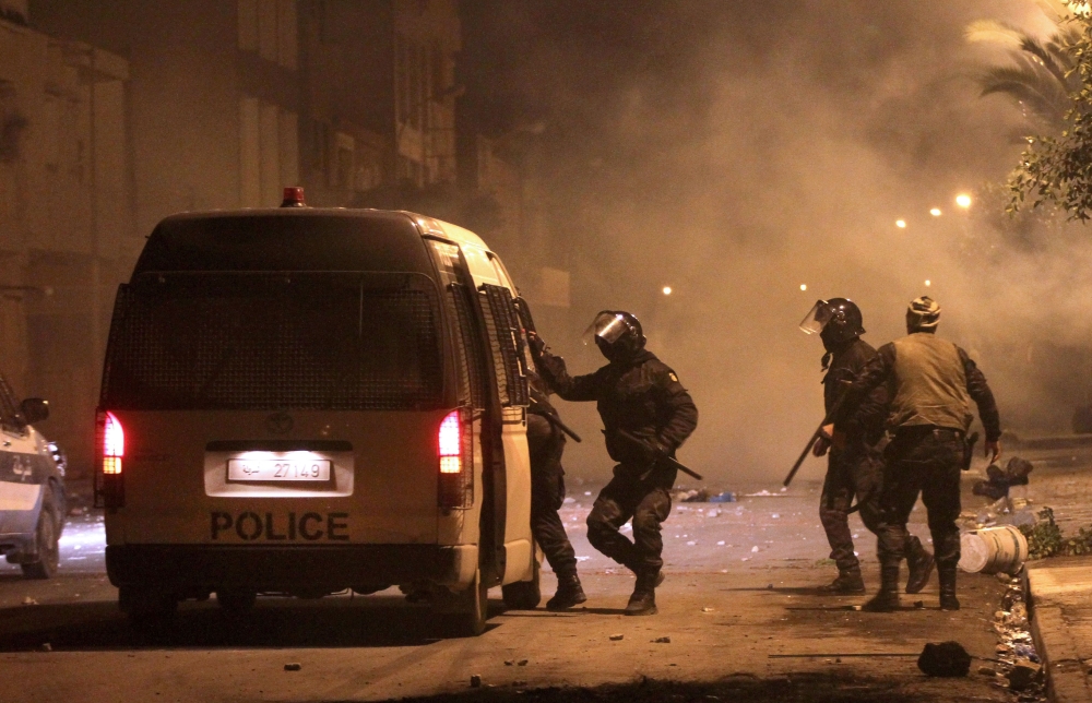 Tunisian police track down protesters in Siliana, some 130 kms south of Tunis, late on January 11, 2018.  More than 200 people have been arrested and dozens of police hurt during clashes in Tunisia, the interior ministry said, as anger over austerity measures spilt over into unrest
 / AFP / Faouzi DRIDI
