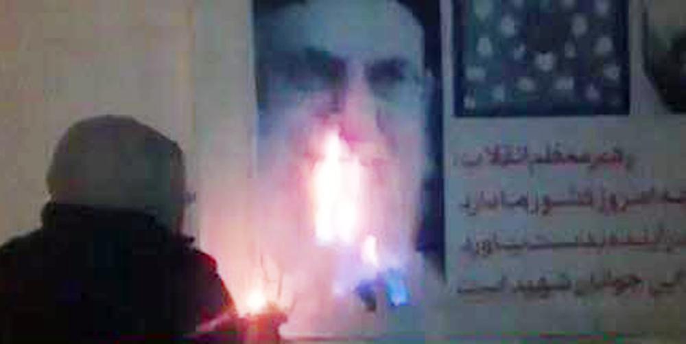 



محتجون يحرقون صورة لعلي خامنئي في مشهد ليلة الجمعة. (صورة مأخوذة من موقع المقاومة الإيرانية)