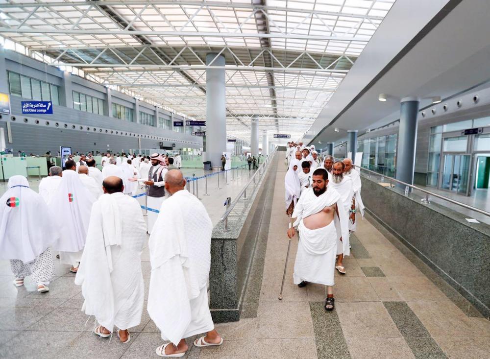 



التجهيزات في مطار الملك عبدالعزيز لخدمة وراحة قوافل المعتمرين في الوصول والمغادرة. (عكاظ)