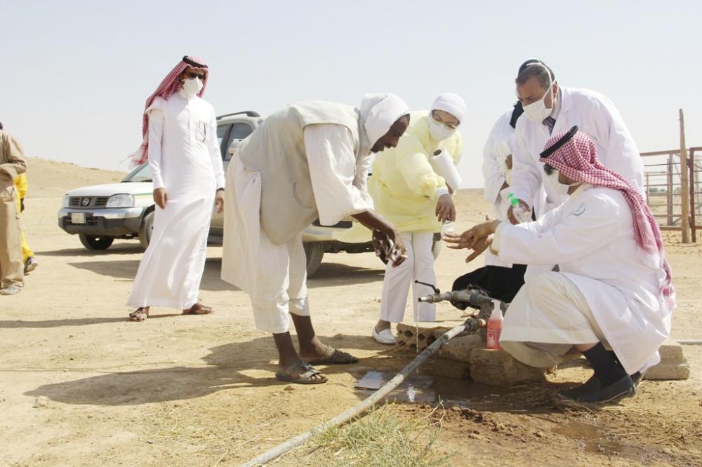 



الصحة تواصل جولاتها في حظائر الإبل لتوعية الرعاة. (عكاظ)