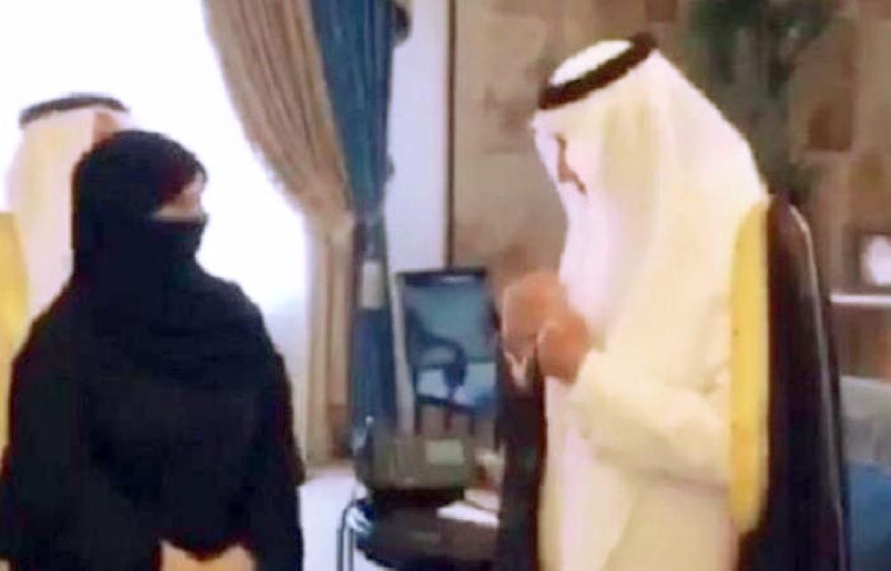 


الأمير خالد الفيصل يخاطب فتاة صماء بلغة الإشارة.