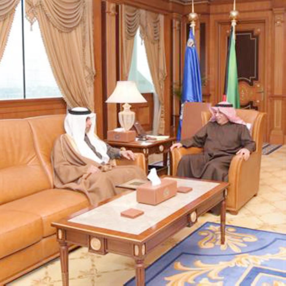 



خالد الجراح ملتقيا الأمين العام لمجلس وزراء الداخلية العرب أمس في الكويت.
