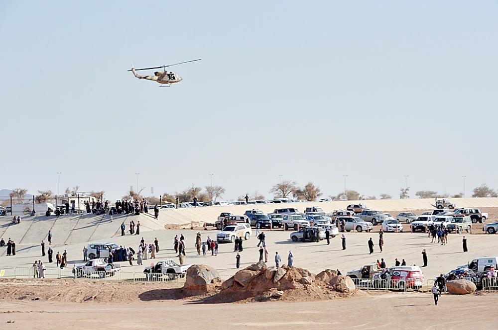 



جماهير غفيرة تواجدت خلال المرحلة الاستعراضية من رالي حائل. (تصوير: راشد الثويني)