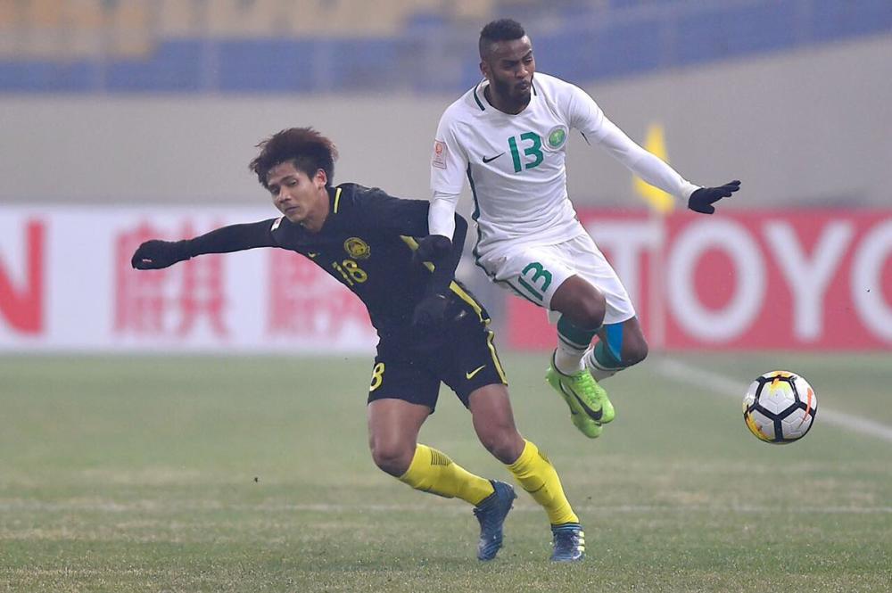 



لاعب منتخبنا حمدان الشمري في كرة مشتركة مع الماليزي أخاري راشيد.