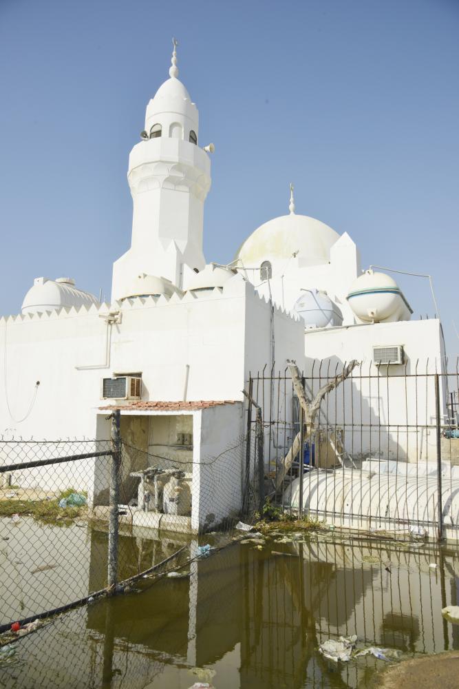 



مياه المجاري تحاصر المسجد.
