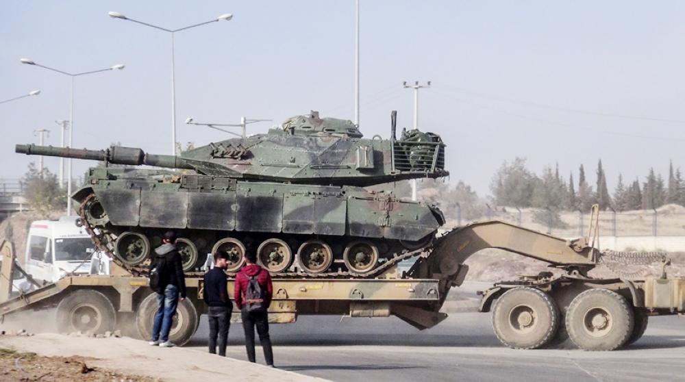 



تعزيزات عسكرية تركية مكثفة على الحدود مع سورية بالقرب من مدينة أنطاكية المواجهة لعفرين السورية أمس.  (أ ف ب)