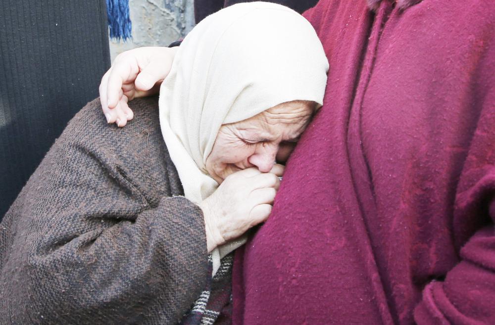 



مسنة فلسطينية تنهار باكية أمس أثناء تشييع جثمان قريب لها قتل بنيران الاحتلال في الضفة الغربية. (أ ف ب)