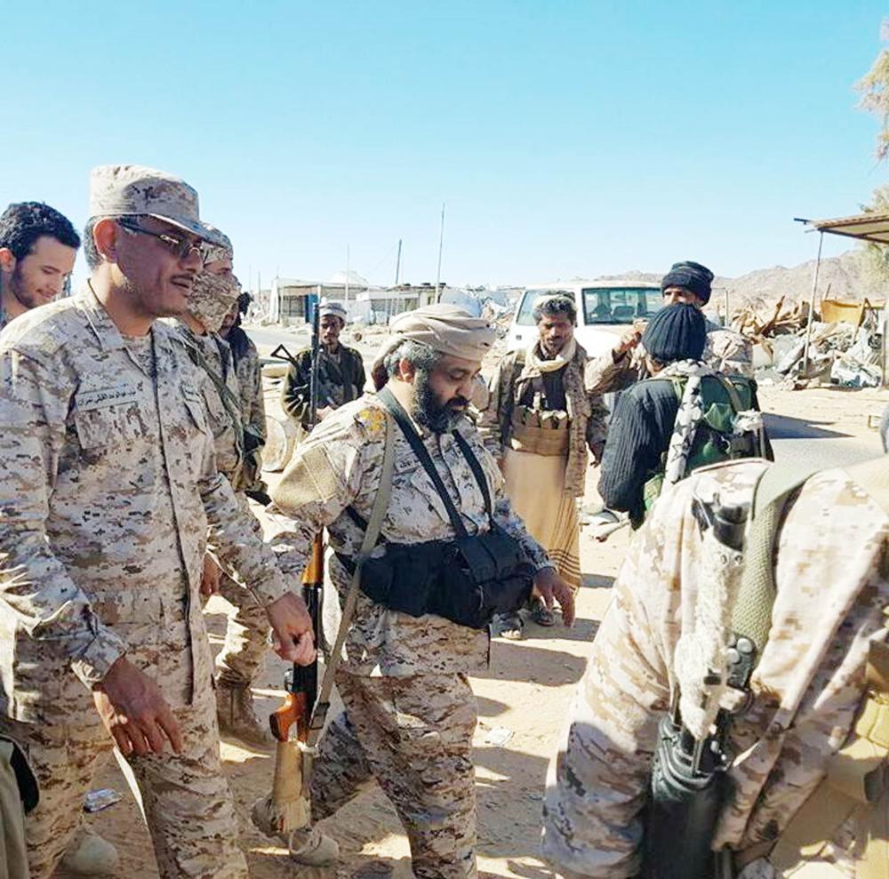 



قيادة عسكرية يمنية خلال زيارة مواقع متقدمة في الجوف أمس. (إعلام الجيش)