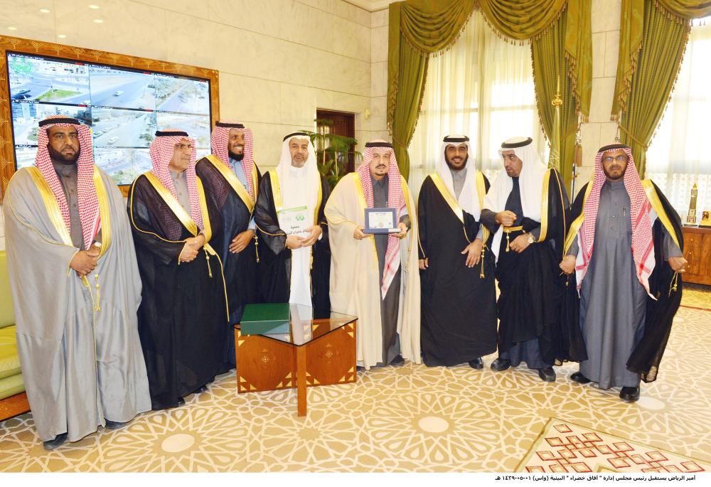 



الأمير فيصل بن بندر يتوسط رئيس وأعضاء جمعية آفاق خضراء. (عكاظ)