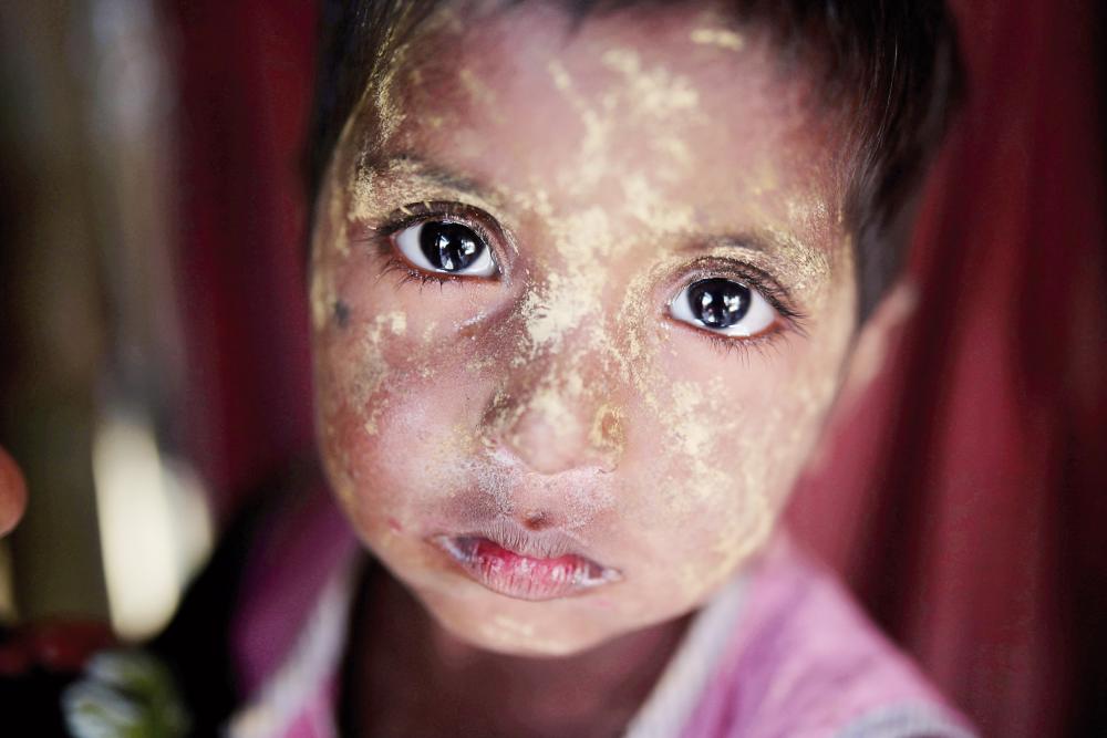 



طفلة روهينغية  في معسكر للاجئين الهاربين من جحيم بورما إلى بنغلاديش أمس. (رويترز)
