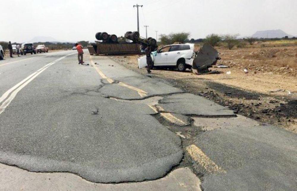 



مركبة الأسرة عقب الحادث على جانب الطريق الذي تبدو عليه الأخاديد. (عكاظ)