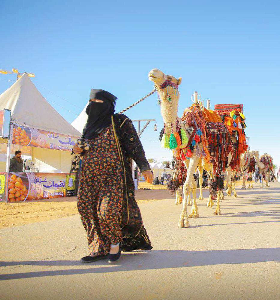 



أم عواد اعتادت العيش وسط الصحراء بعيداً عن أضواء المدن وصخبها.. والتعامل مع الإبل لديها بات أمراً طبيعياً. (عكاظ)