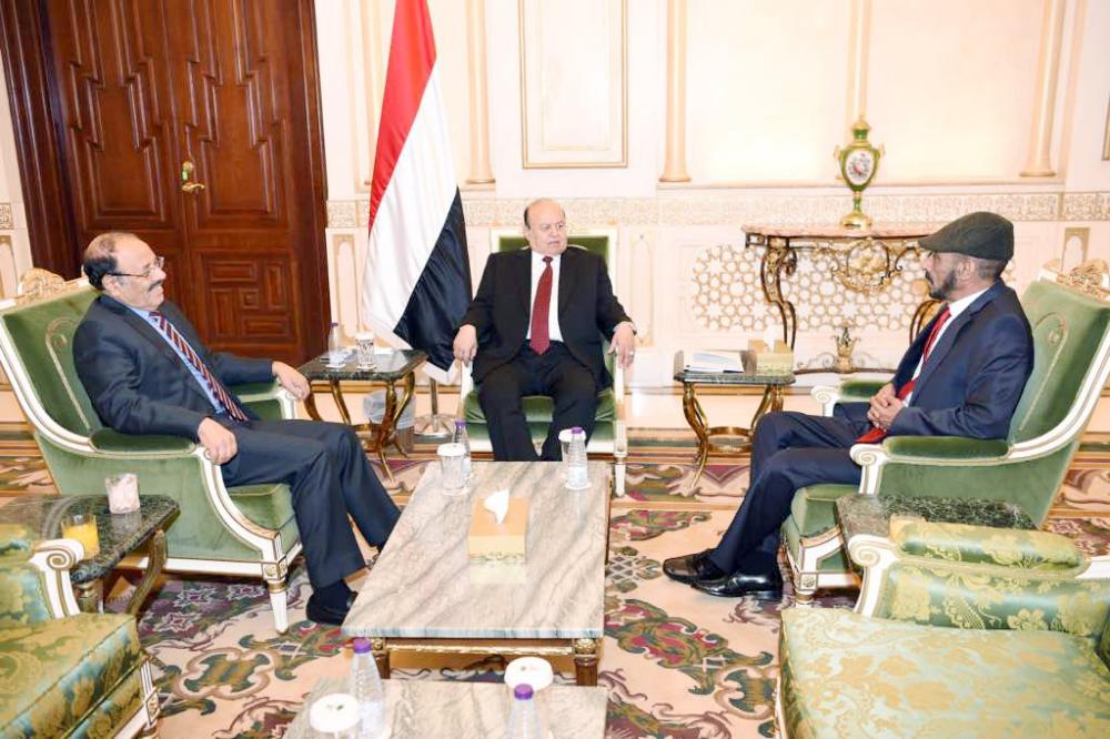



الرئيس اليمني ونائبه أثناء لقاء علي عفاش أمس. (عكاظ)