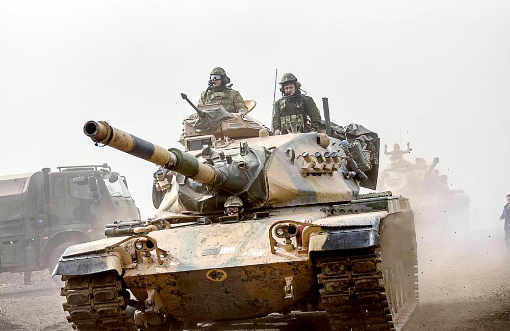



دبابة تركية في طريقها إلى مسرح العمليات للمشاركة في الهجوم على عفرين. (أ ف ب)