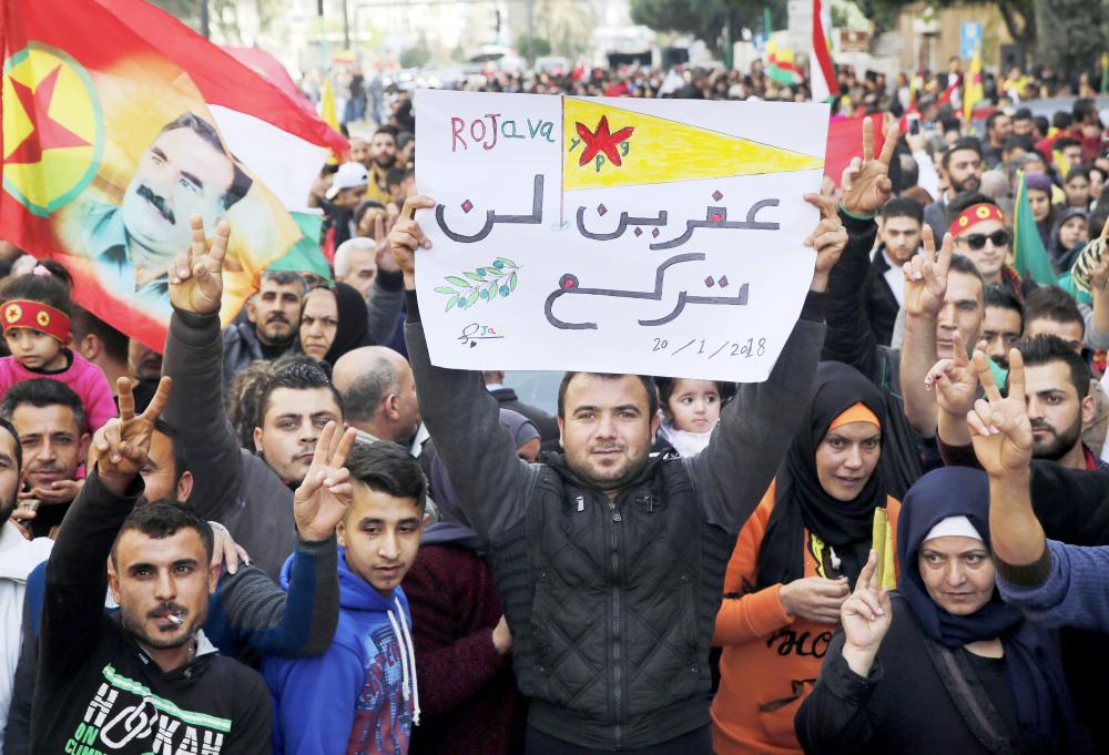



متظاهرون أكراد في بيروت يؤشرون بعلامة النصر ويرفعون لافتة كتب عليها «عفرين لن تركع»، خلال احتجاج على الهجوم التركي على عفرين أمس الأول. (أ ف ب)