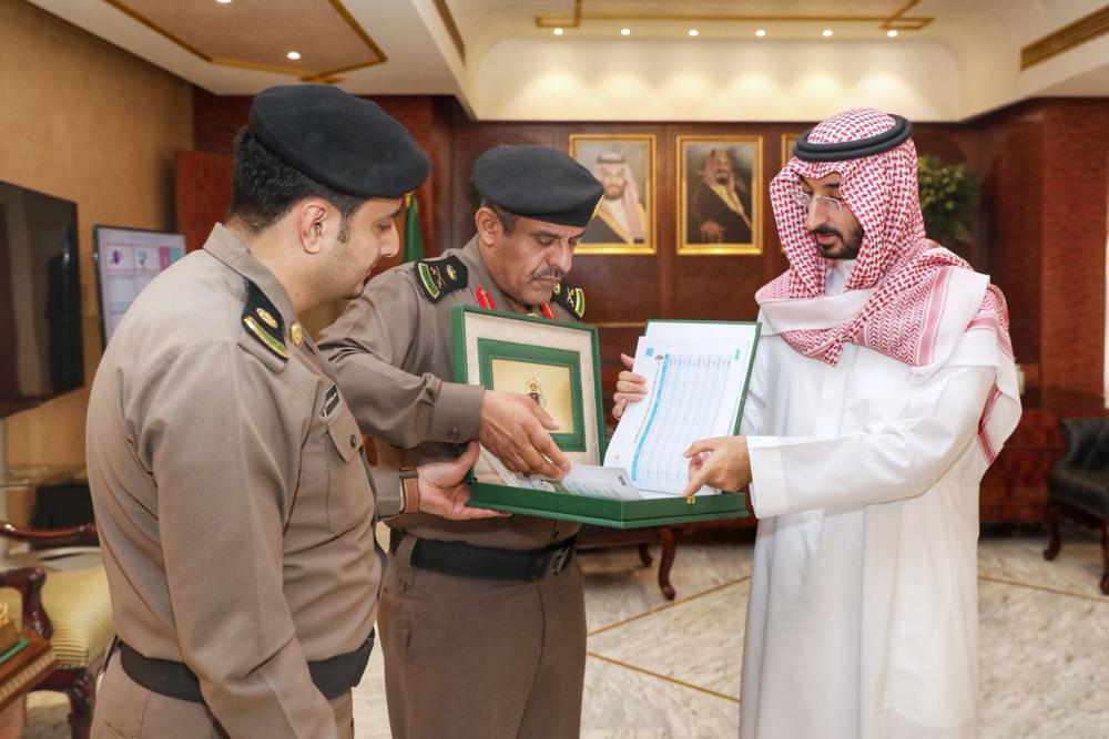 نائب أمير مكة خلال تسلمه تقرير شرطة المنطقة