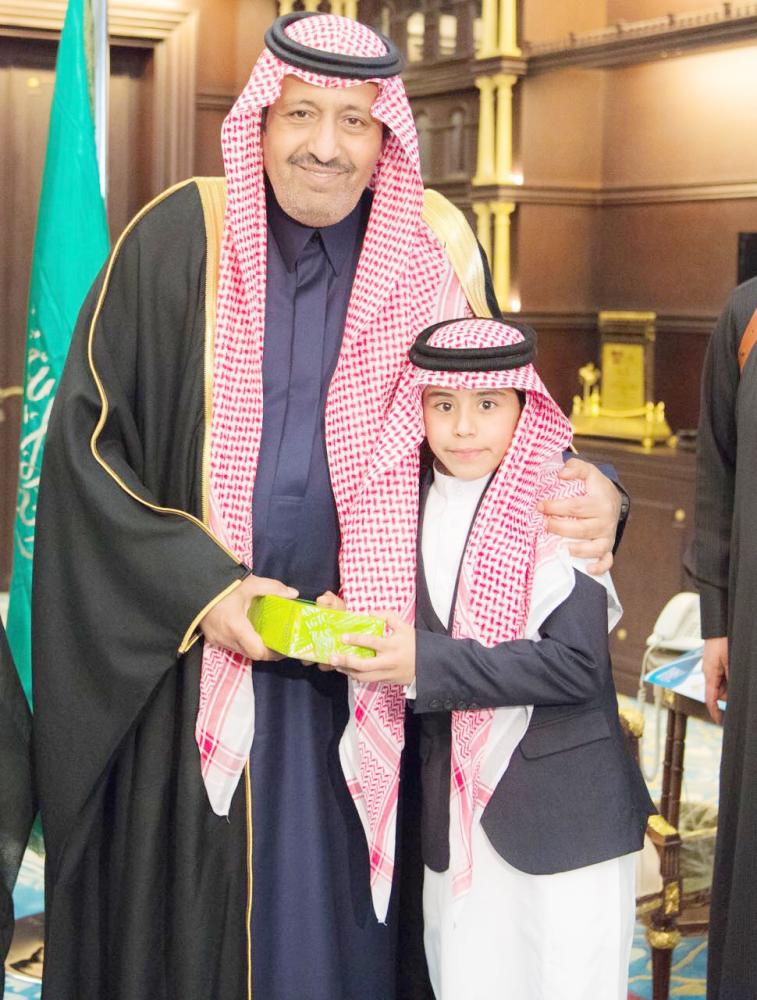 



الأمير حسام بن سعود مكرماً أحد الطلاب المميزين. (عكاظ)