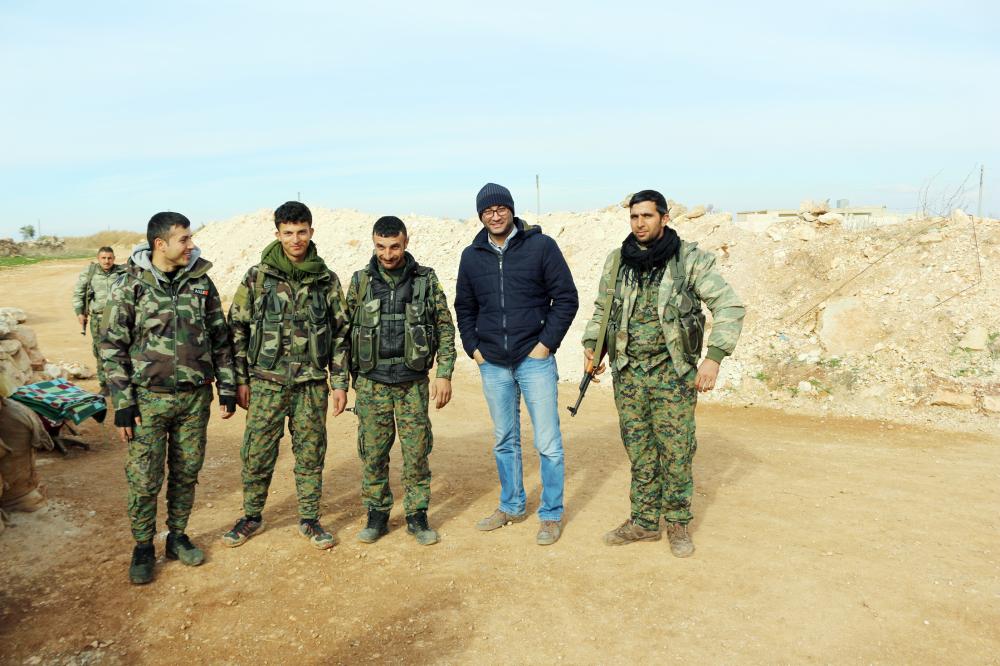 الزميل الغضوي مع عناصر YPG على جبهة باشمرة