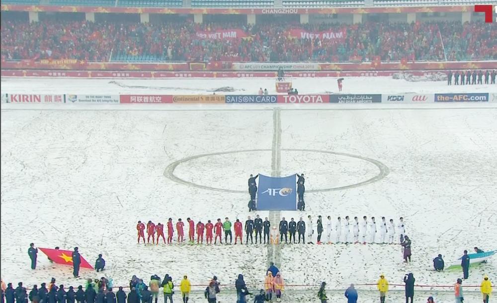 



الملعب مغطى بالثلوج قبل انطلاق الشوط الأول.