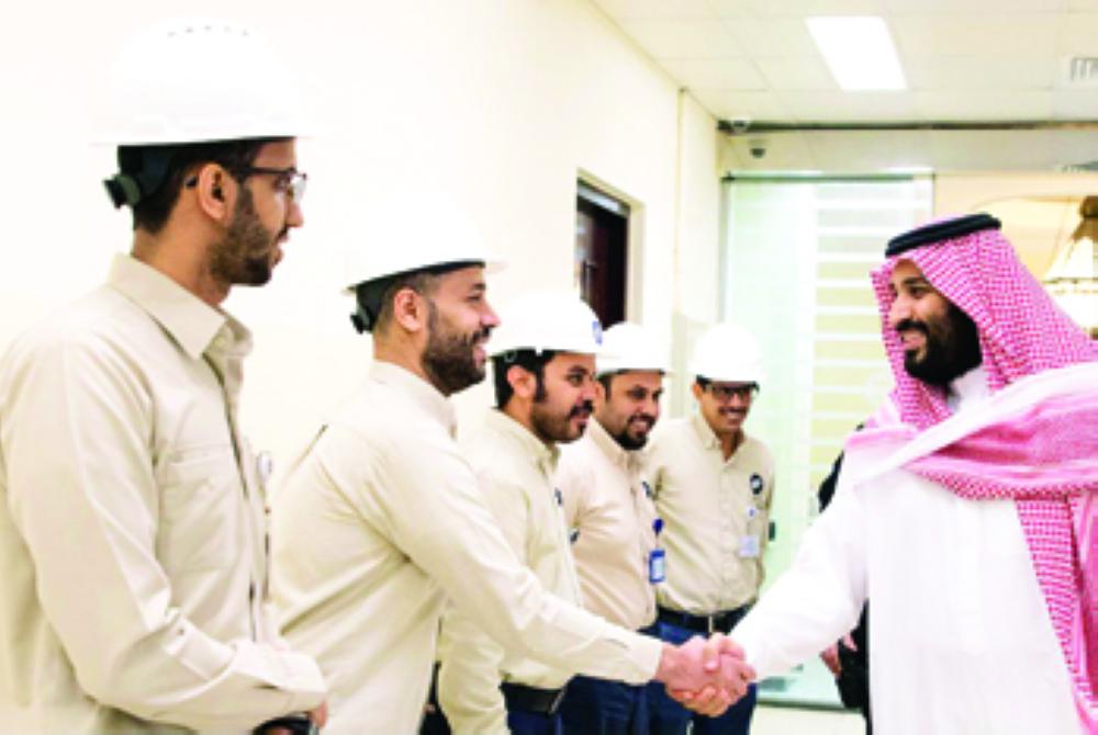 الأمير محمد بن سلمان مصافحا الشباب السعودي في التحلية.  (واس)