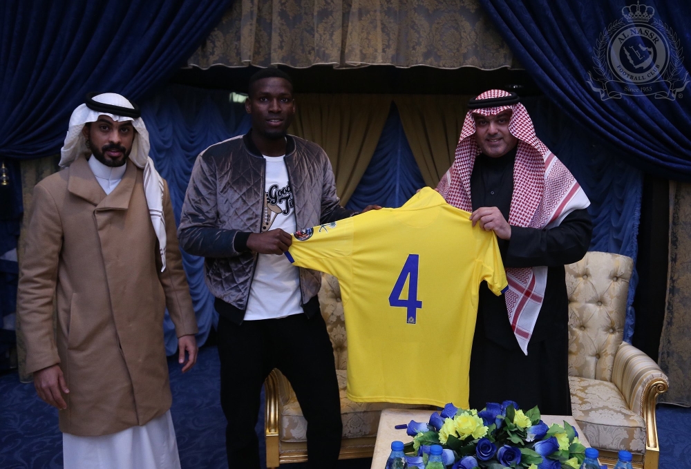 رئيس النصر مع عمر هوساوي بعد توقيع عقد التجديد