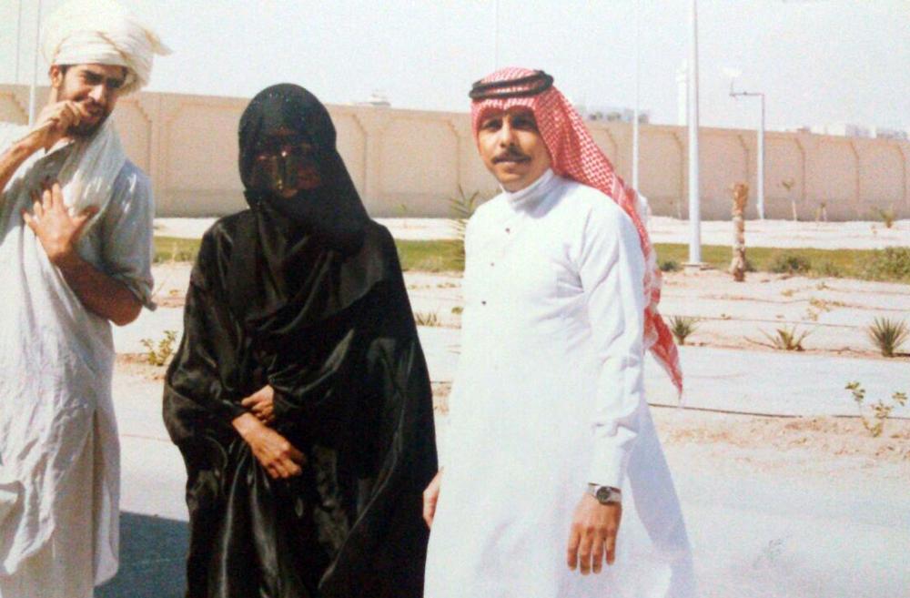 منصور بلباسه القطري إبان عمله في الدوحة.  (عكاظ)