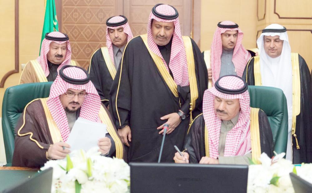 



الأمير حسام بن سعود يشهد توقيع المبادرات.