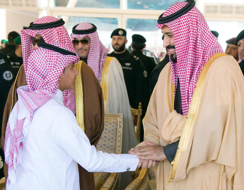 



الأمير محمد بن سلمان متحدثا مع أحد الفائزين.