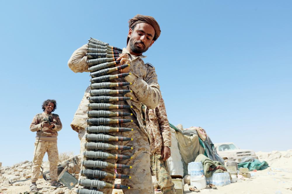 



مقاتلون من المقاومة الشعبية أثناء الاستعداد لدحر ميليشيا الحوثي في نهم شرق صنعاء أمس الأول. (أ. ف. ب)