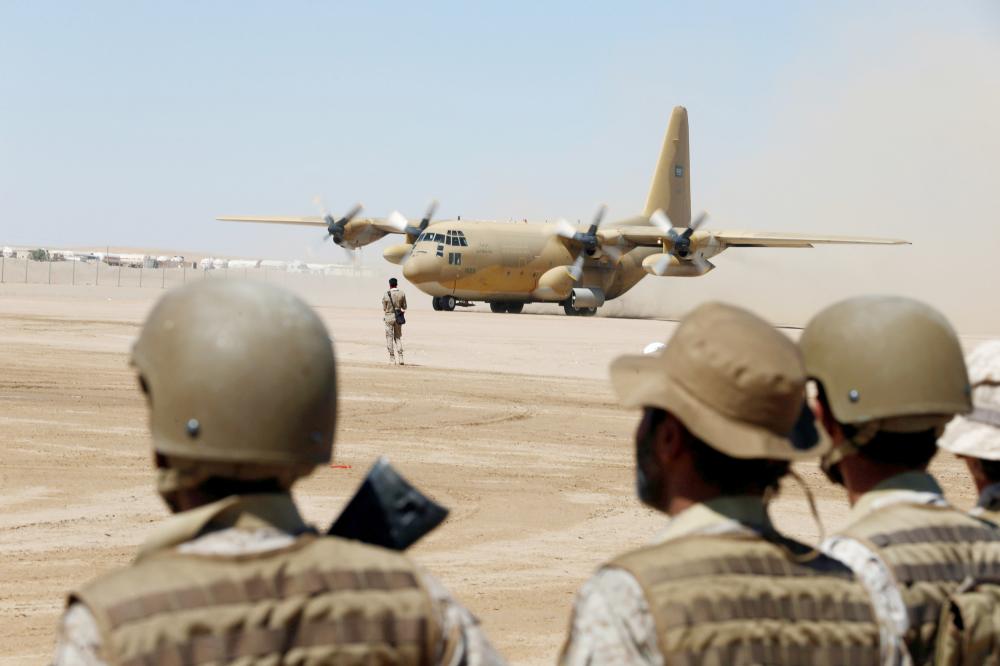 



جنود سعوديون يؤمنون وصول طائرة شحن سعودية لتوصيل المساعدات في مطار مأرب أخيرا. (رويترز)