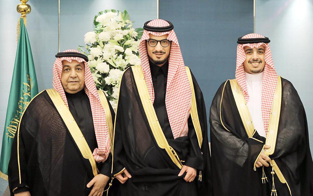 الأمير عبدالعزيز بن مشهور متوسطا والد العروس وشقيقها