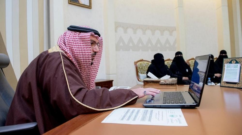 الأمير فيصل بن مشعل مدشنا حملة التوعية بالسرطان. (عكاظ)
