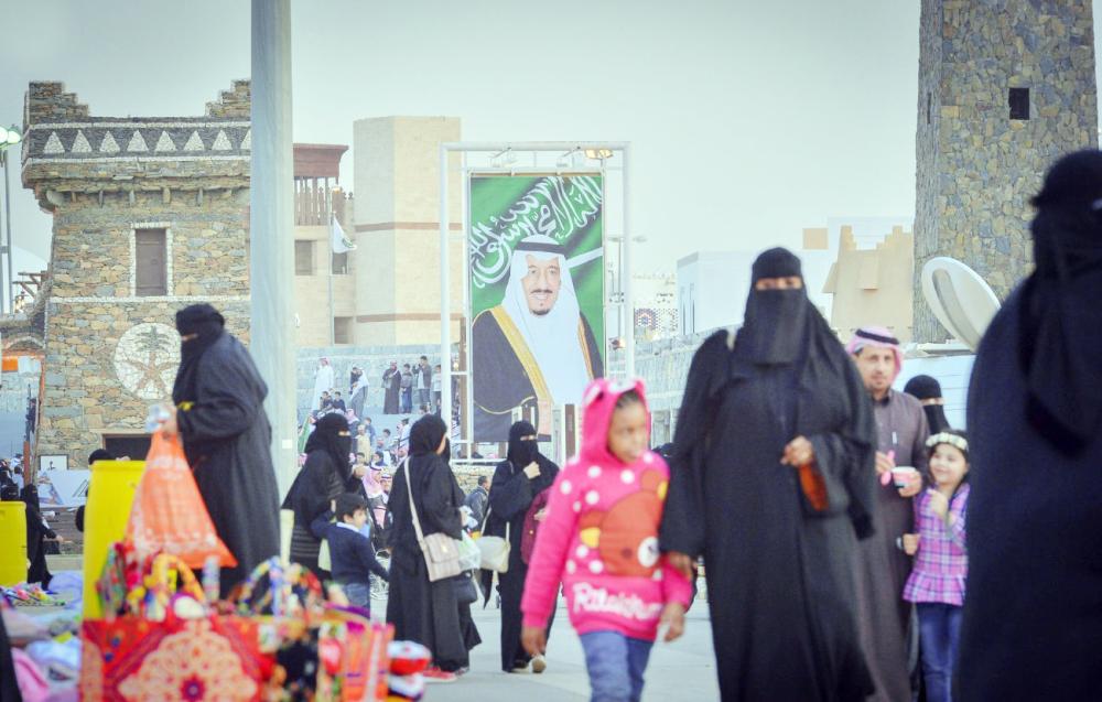 حضور قوي للمرأة في قرية الجنادرية