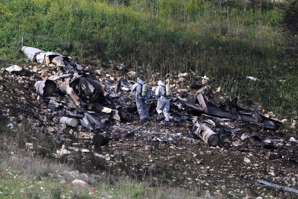 Israeli security forces examine the remains of an F-16 Israeli war plane near the Israeli village of Harduf, Israel February 10, 2018. REUTERS/Ronen Zvulun     TPX IMAGES OF THE DAY