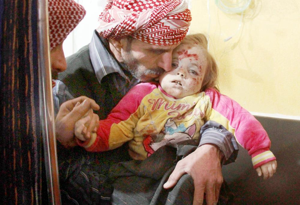 



سوري يحتضن جثة ابنته التي قضت في قصف لنظام الأسد على دوما أمس الأول. (أ ف ب)