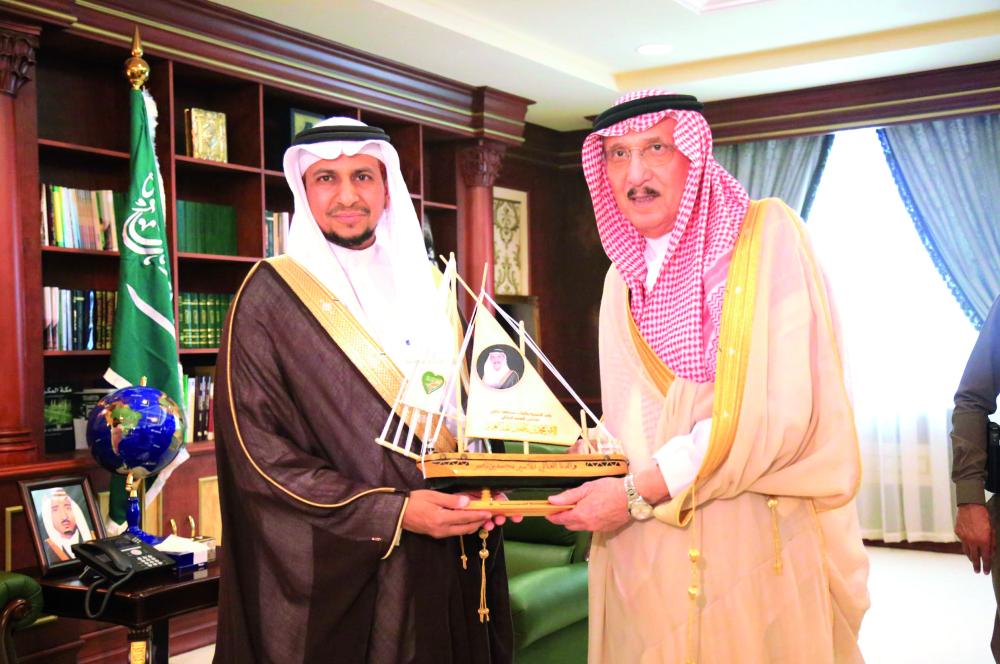 



 الأمير محمد بن ناصر يتسلم هدية تذكارية خلال اللقاء. (عكاظ)