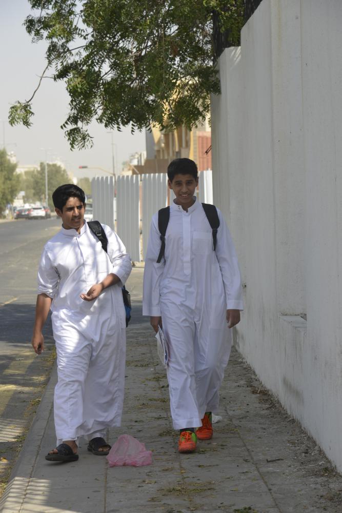 .. وطالبان عقب انصرافهما من المدرسة تصوير أحمد المقدام
