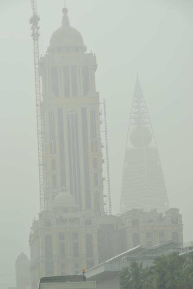 الغبار يغطي أبراج الرياض