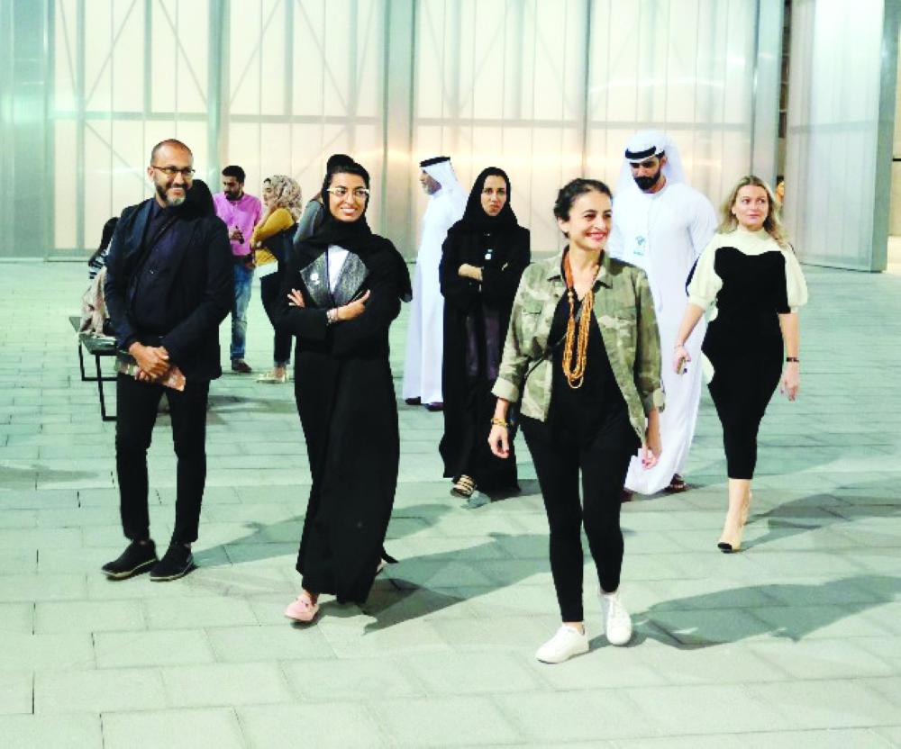 


نورة الكعبي تصطحب عددا من الفنانين المشاركين في المعرض.