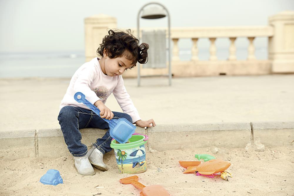





طفلة تلعب بالرمل على شاطئ جدة. (تصوير: أمل السريحي)