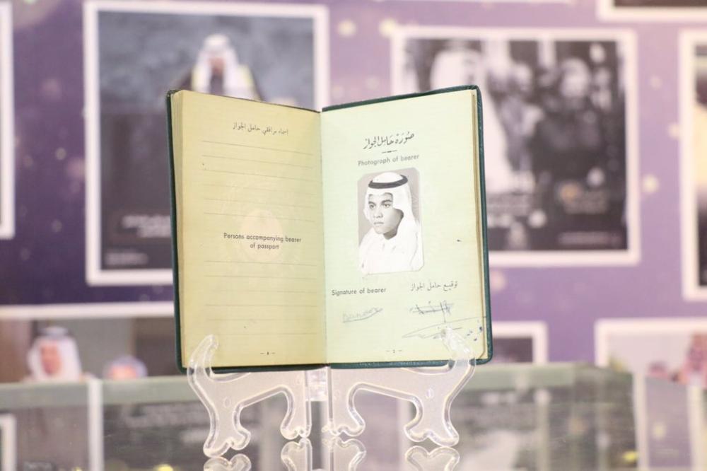 أول جواز سفر للأمير بندر بن سلطان