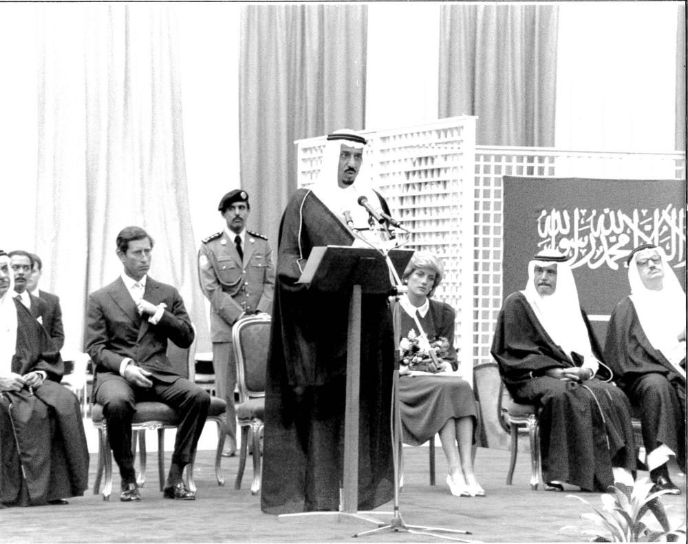 الملك سلمان لدى افتتاحه معرض الرياض بين الأمس واليوم في لندن عندما كان أميرا للرياض. (عكاظ)