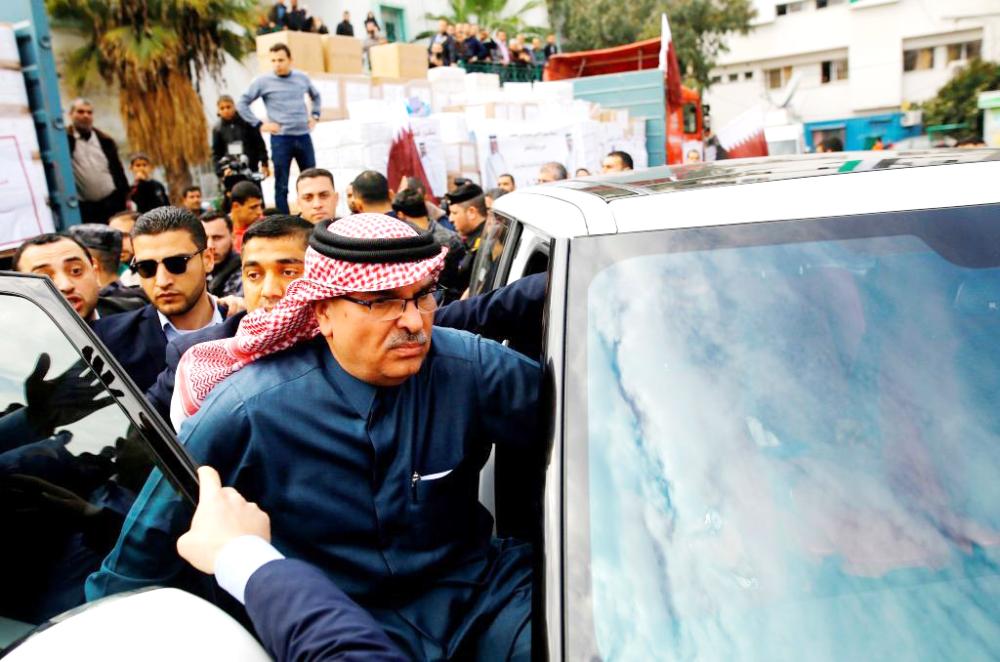 طرد مواطنون وعمال فلسطينيين السفير القطري بعد رشقه بالأحذية وتمزيق صور أميره وإنزال علمه من على مستشفى بقطاع غزة. 