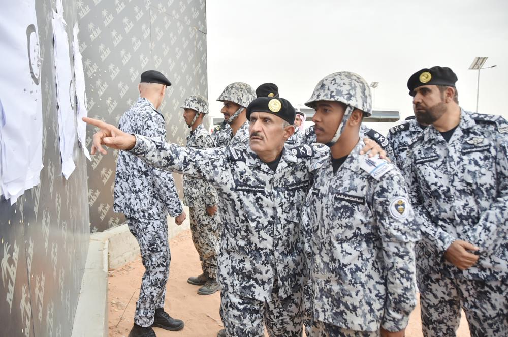 



 اللواء سعد الخليوي يشرح لأحد ضباط المستقبل تكتيكات الرماية. (عكاظ)